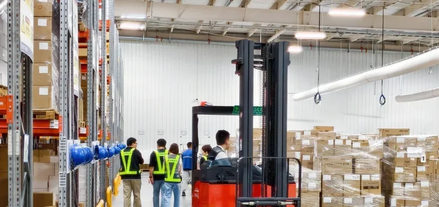 Equipo y mercancía en el almacén de Guangzhou